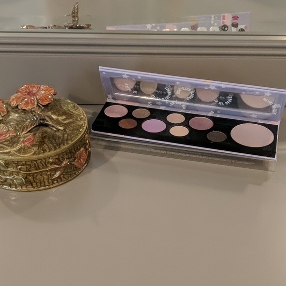 MAC Classic Cutie eyeshadow palette - Picture 2 of 5